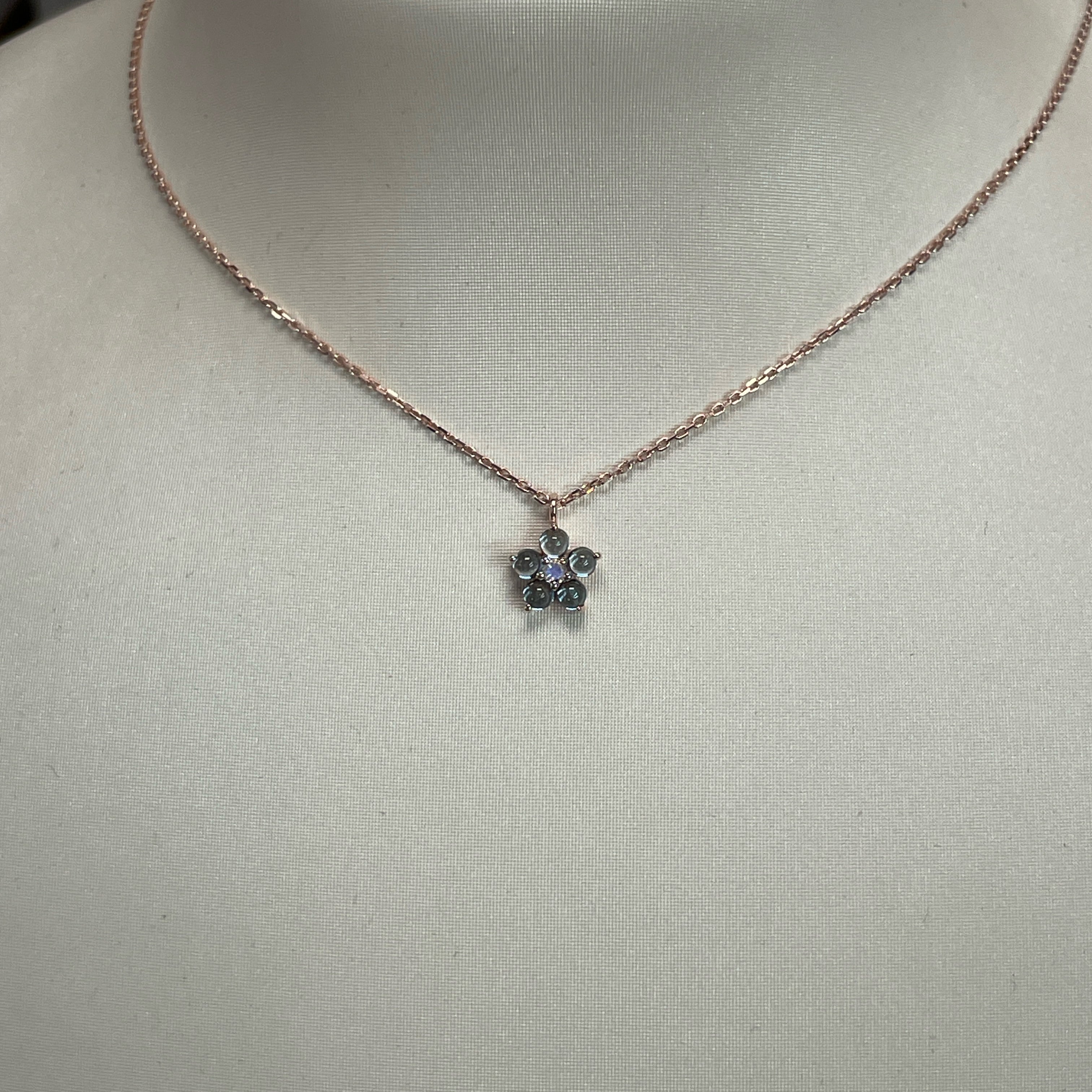 Collar Floral en Plata 925 Bañada en Oro Rosa con Piedra Luna