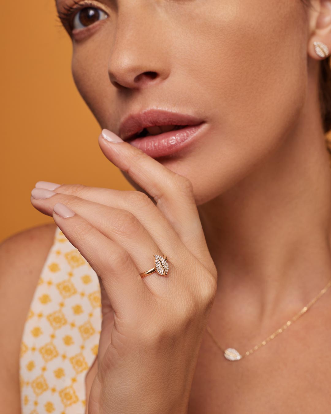 D0.13 CT ANILLO ORO AMARILLO 14KT CON HOJAS PAVE