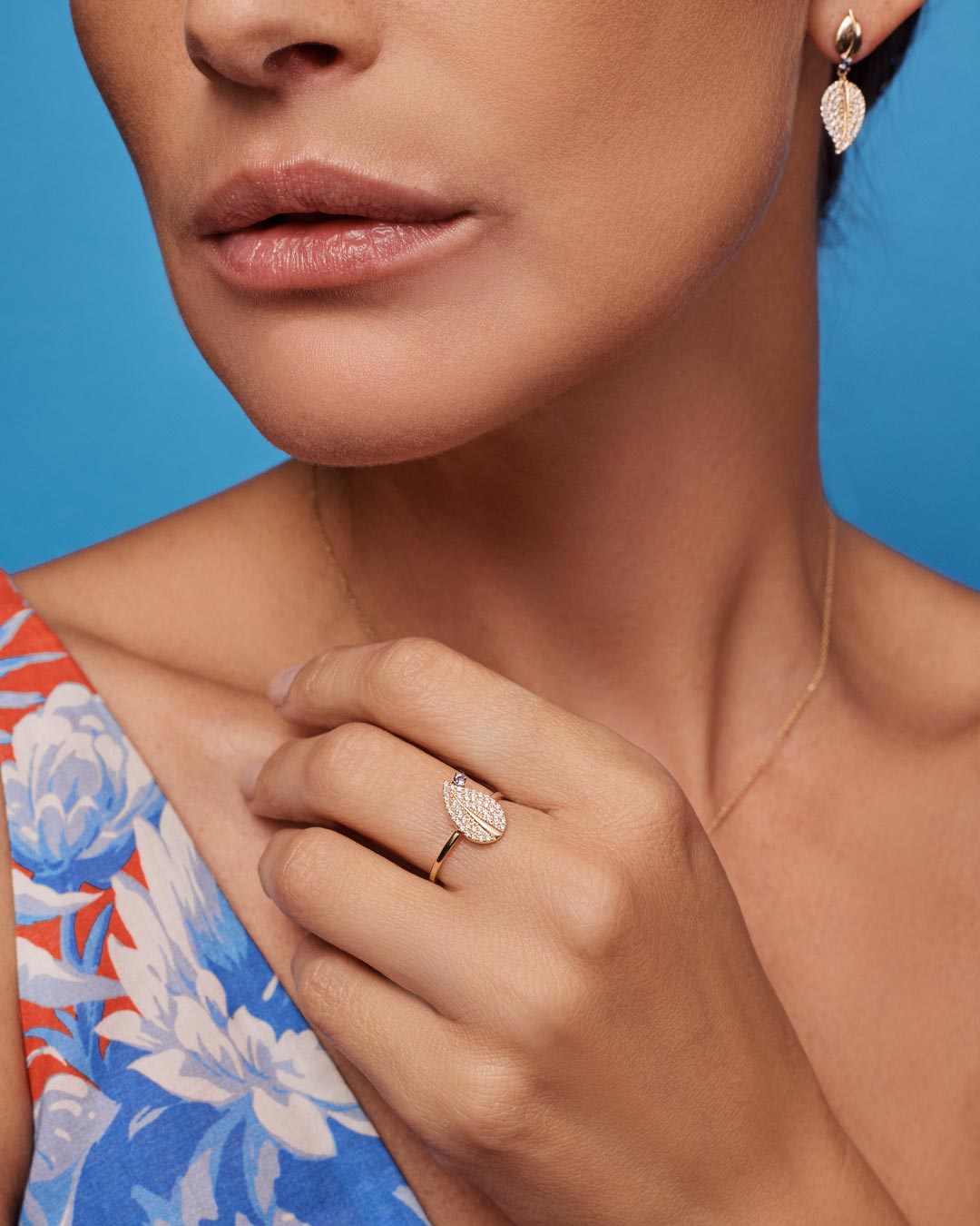 ANILLO DE HOJA CON DIAMANTES Y IOLITA EN ORO AMARILLO 14K 0.22CTW