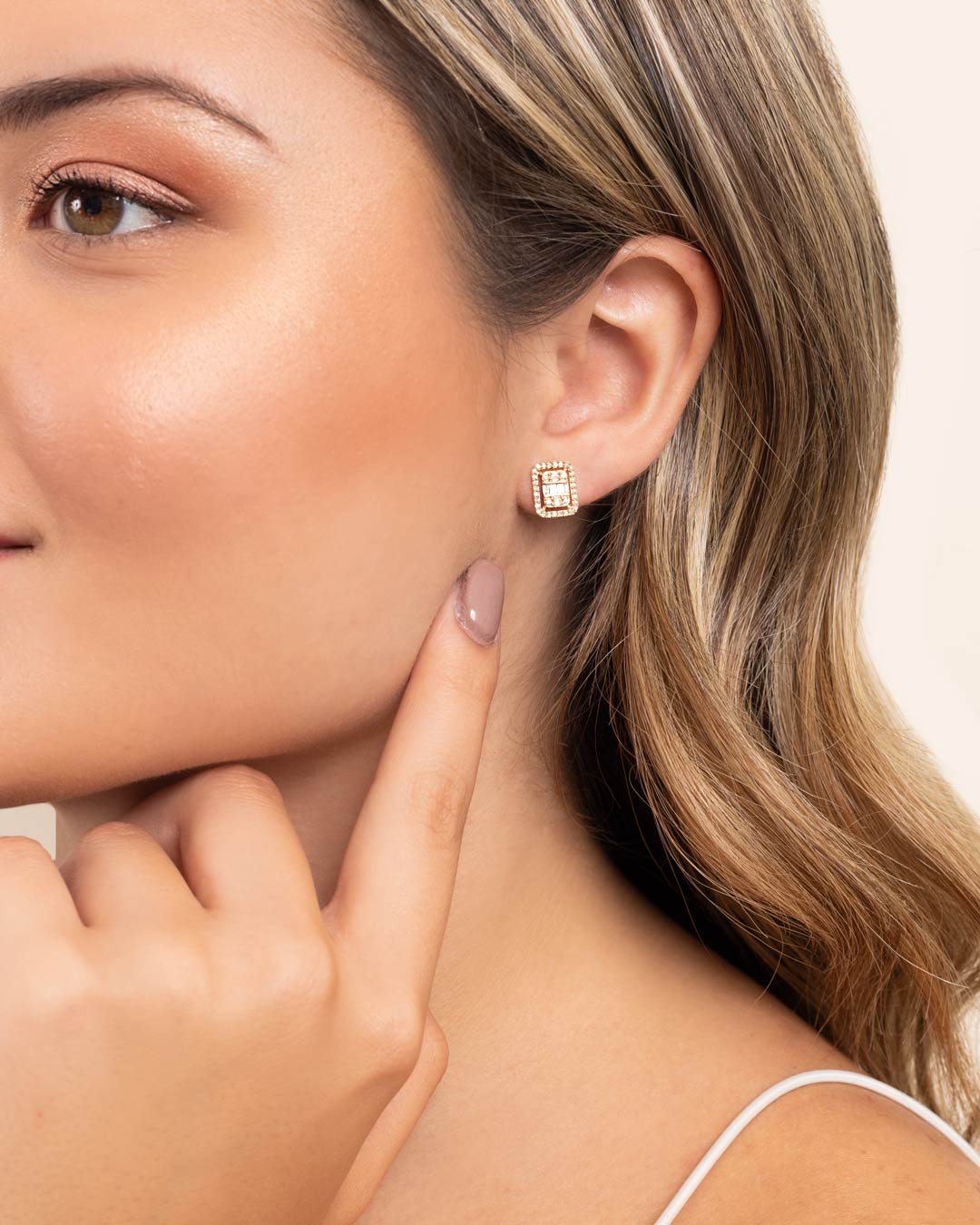 Aretes Cuadrados Halo con Diamantes en Oro Amarillo 14K