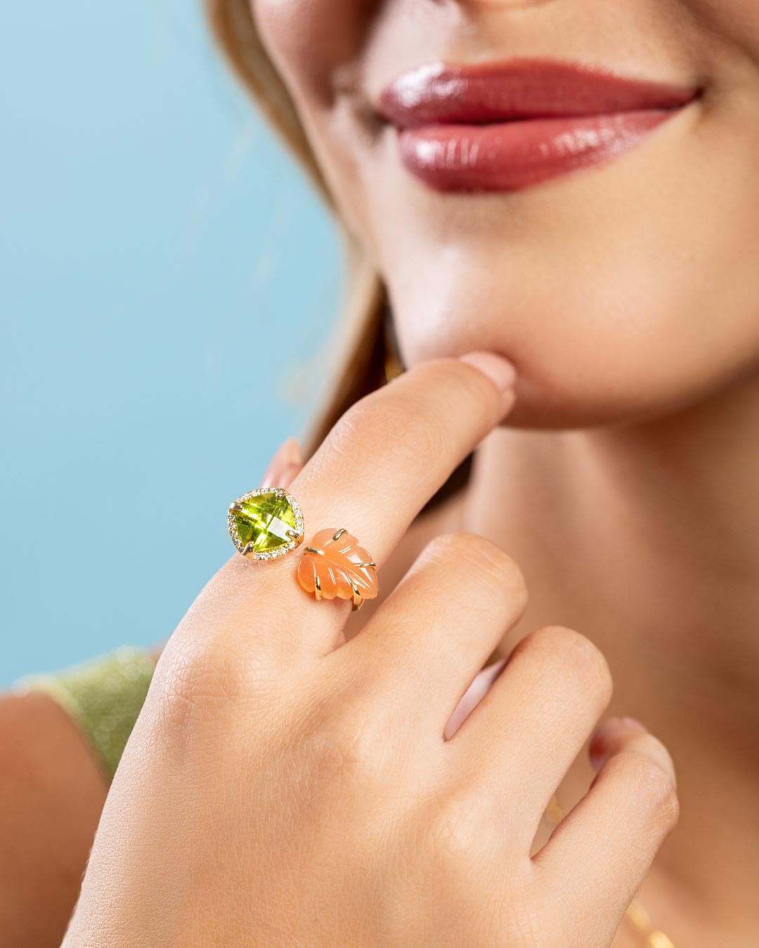 D0.10 CT ANILLO ORO AMARILLO 14KT CON HOJA MOONSTONE NARANJA Y PERIDOT - C'SANTOS