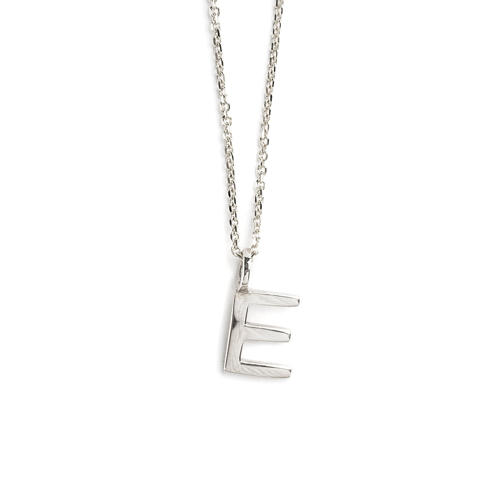 DIJE LETRA E DE ORO BLANCO DE 14K - C'SANTOS
