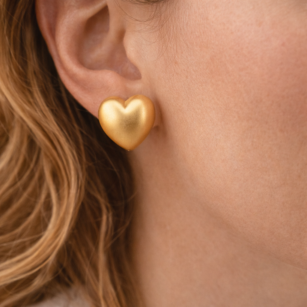 Aretes Corazón Mate en Oro Amarillo 14K