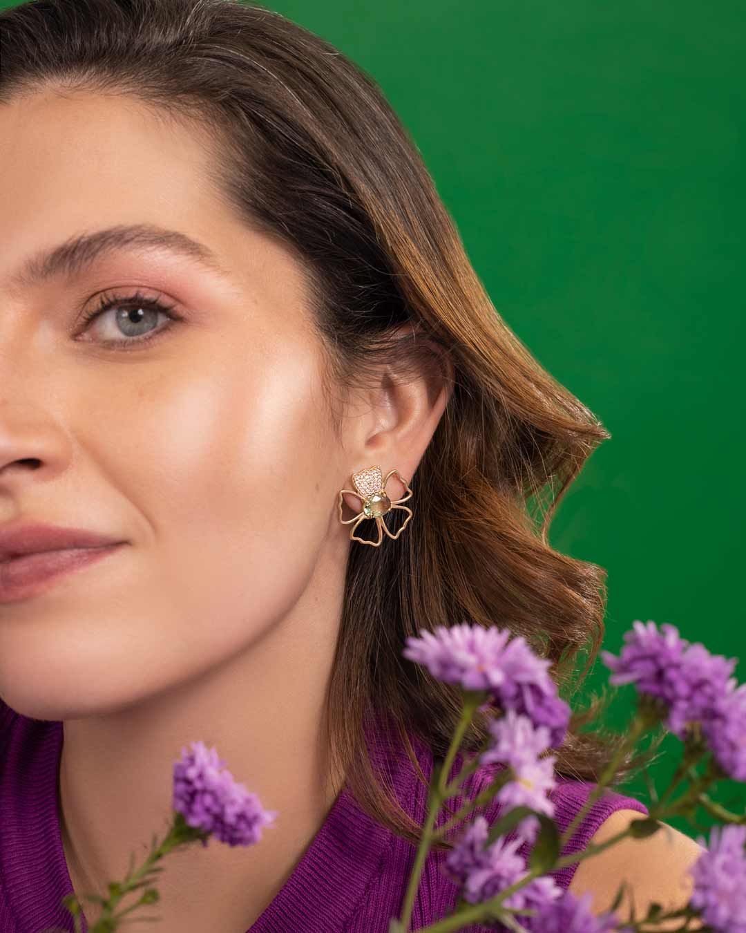 D0.38 CT ARETES ORO AMARILLO 14KT SILUETA FLOR Y APATITE