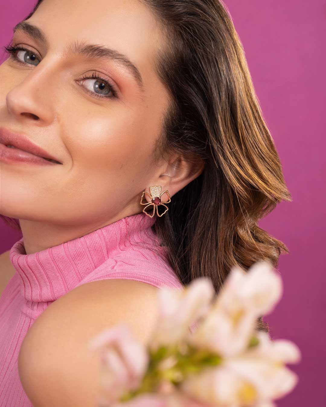 D0.40 CT ARETES ORO AMARILLO 14KT SILUETA FLOR Y TURMALINA ROSADA