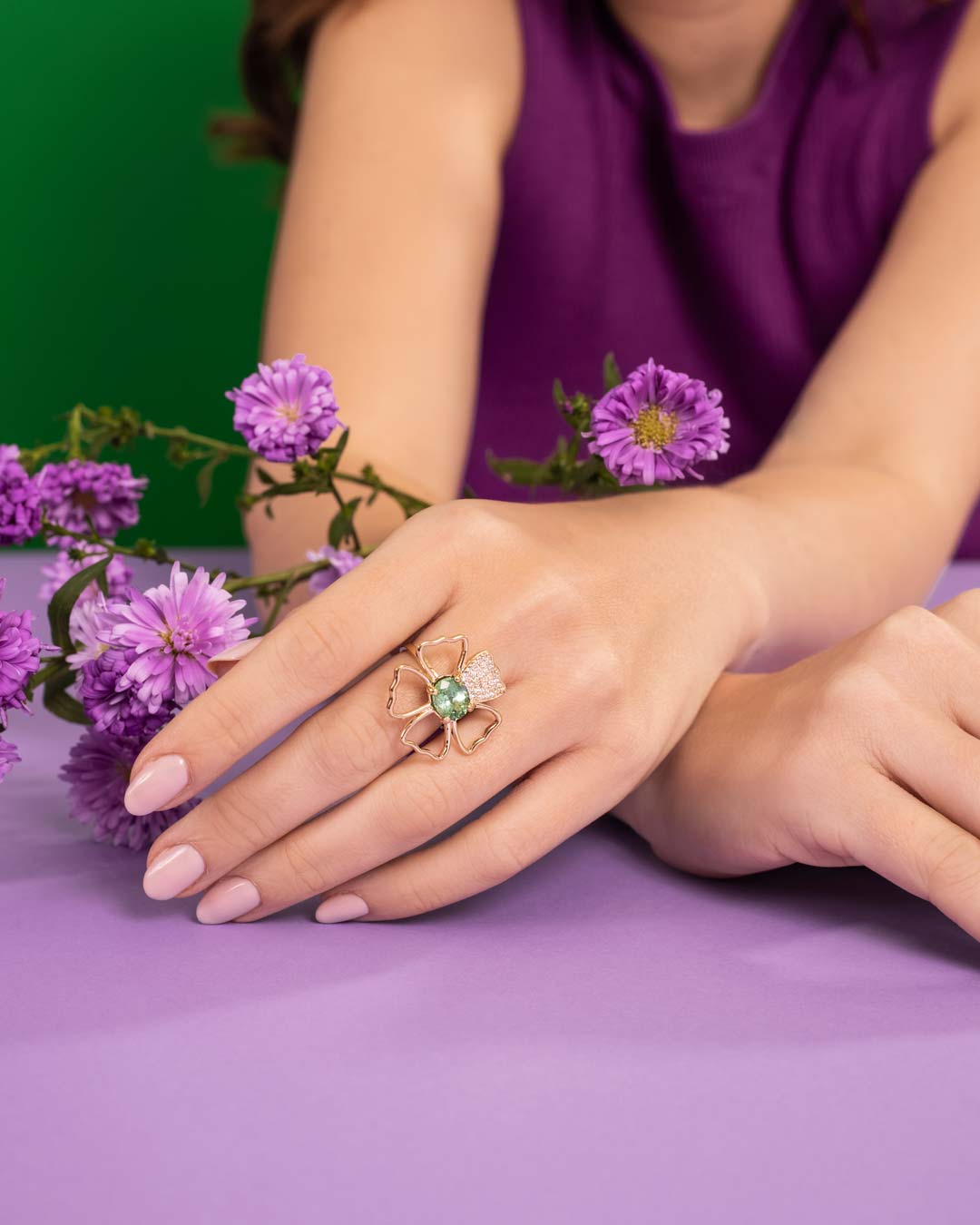 D0.20 CT ANILLO ORO AMARILLO 14KT SILUETA FLOR CON TOURMALINA VERDE