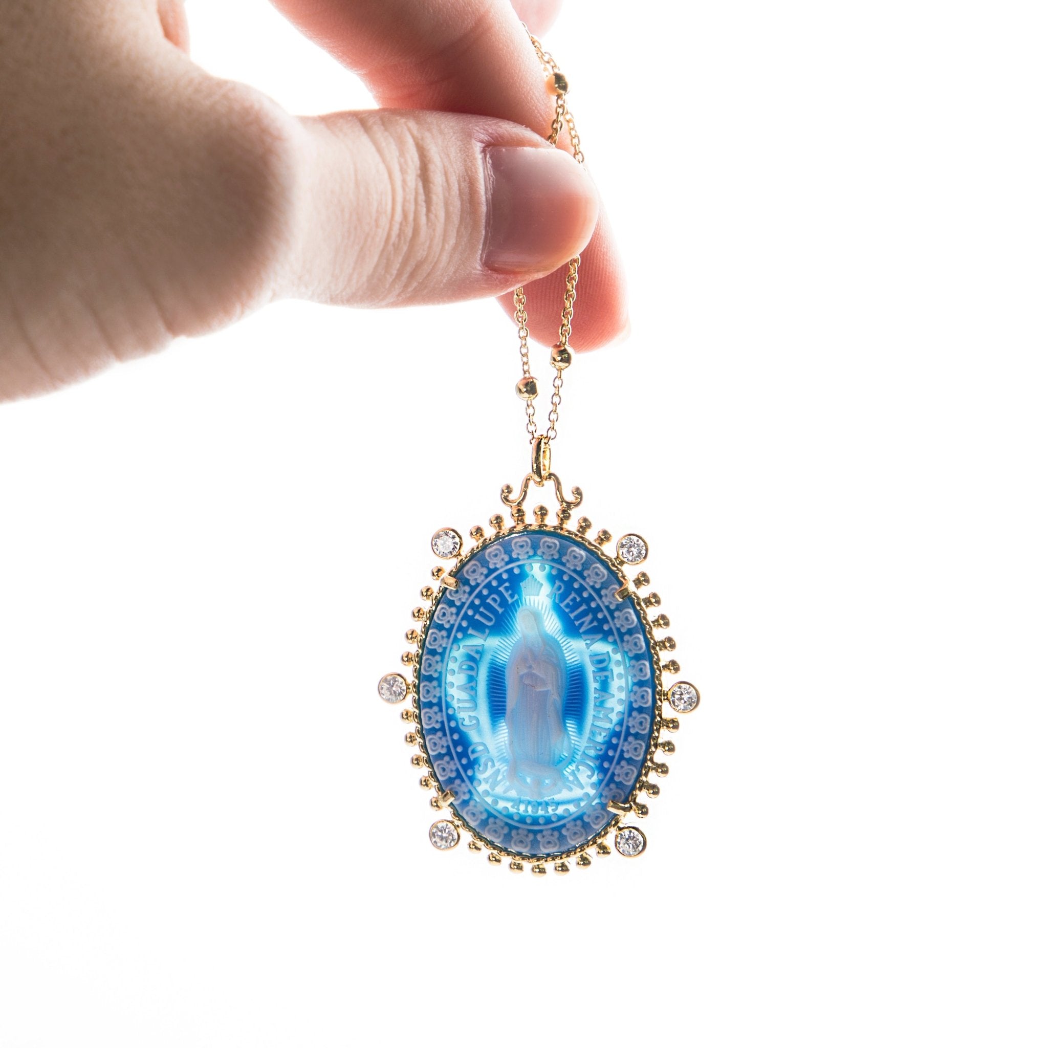 COLLAR CON CAMAFEO DE LA VIRGEN DE GUDALUPE EN AGATA AZUL MONTADO EN PLATA 925 CON BAÑO DE ORO AMARILLO - C'SANTOS