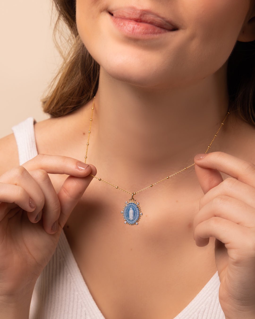 COLLAR CON CAMAFEO DE LA VIRGEN DE GUDALUPE EN AGATA AZUL MONTADO EN PLATA 925 CON BAÑO DE ORO AMARILLO - C'SANTOS