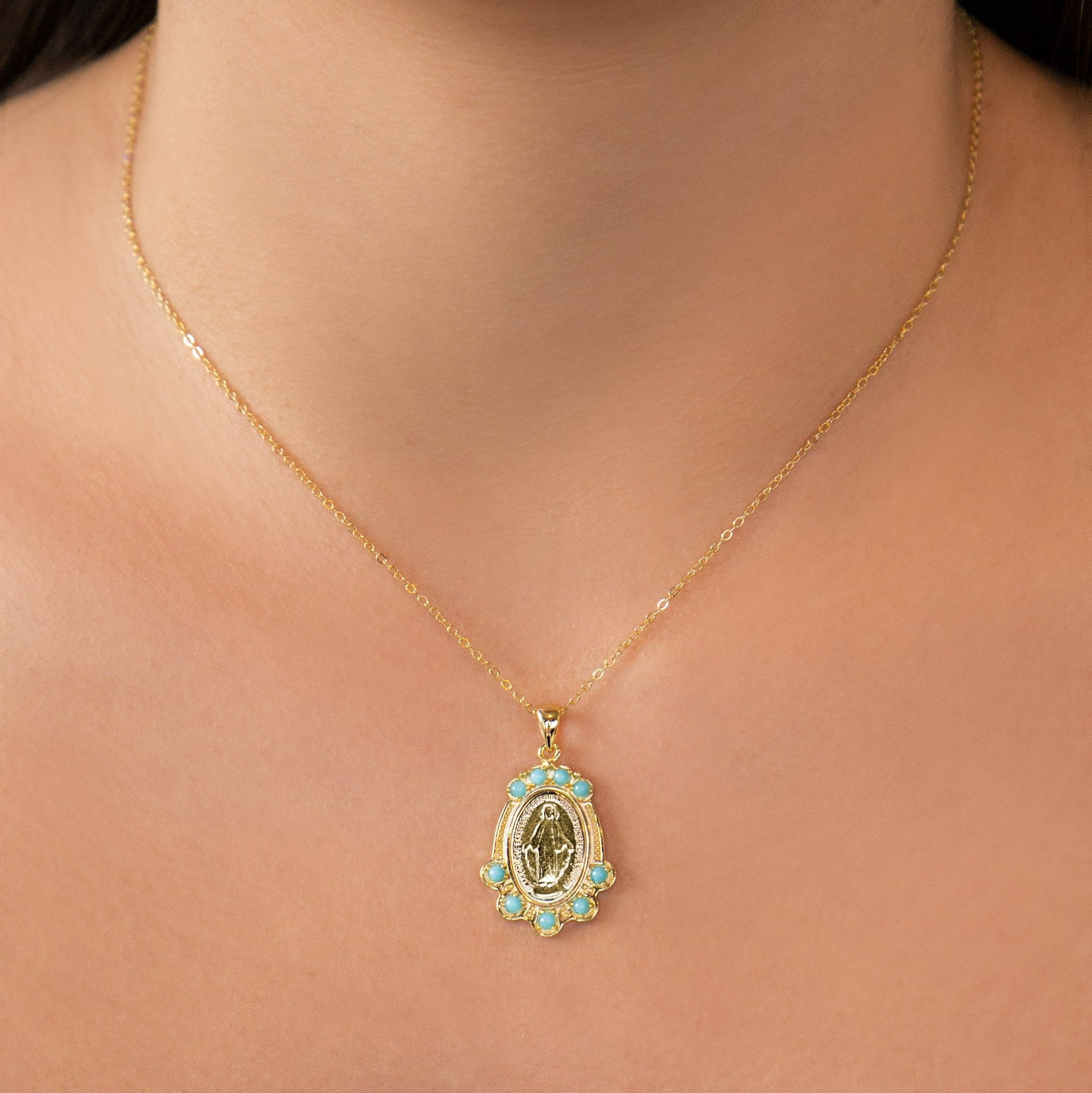COLLAR CON VIRGEN MILAGROSA Y CRISTALES TURQUESA EN PLATA 925 CON BAÑO DE ORO AMARILLO - C'SANTOS