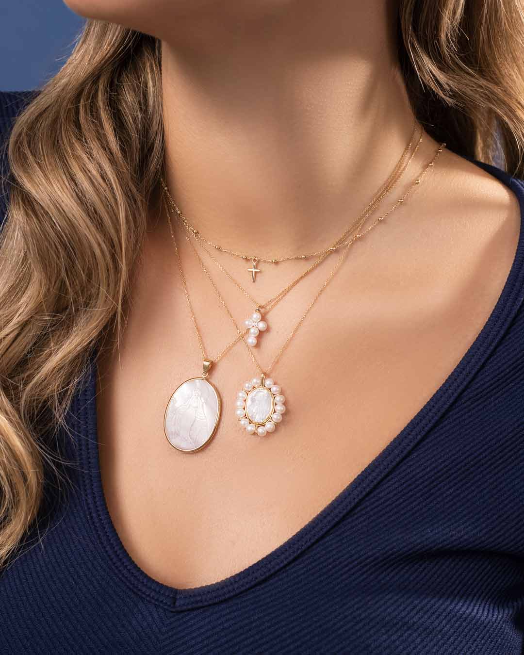 MEDALLA DE LA VIRGEN MILAGROSA EN CONCHA NACAR EN ORO AMARILLO 14K - C'SANTOS