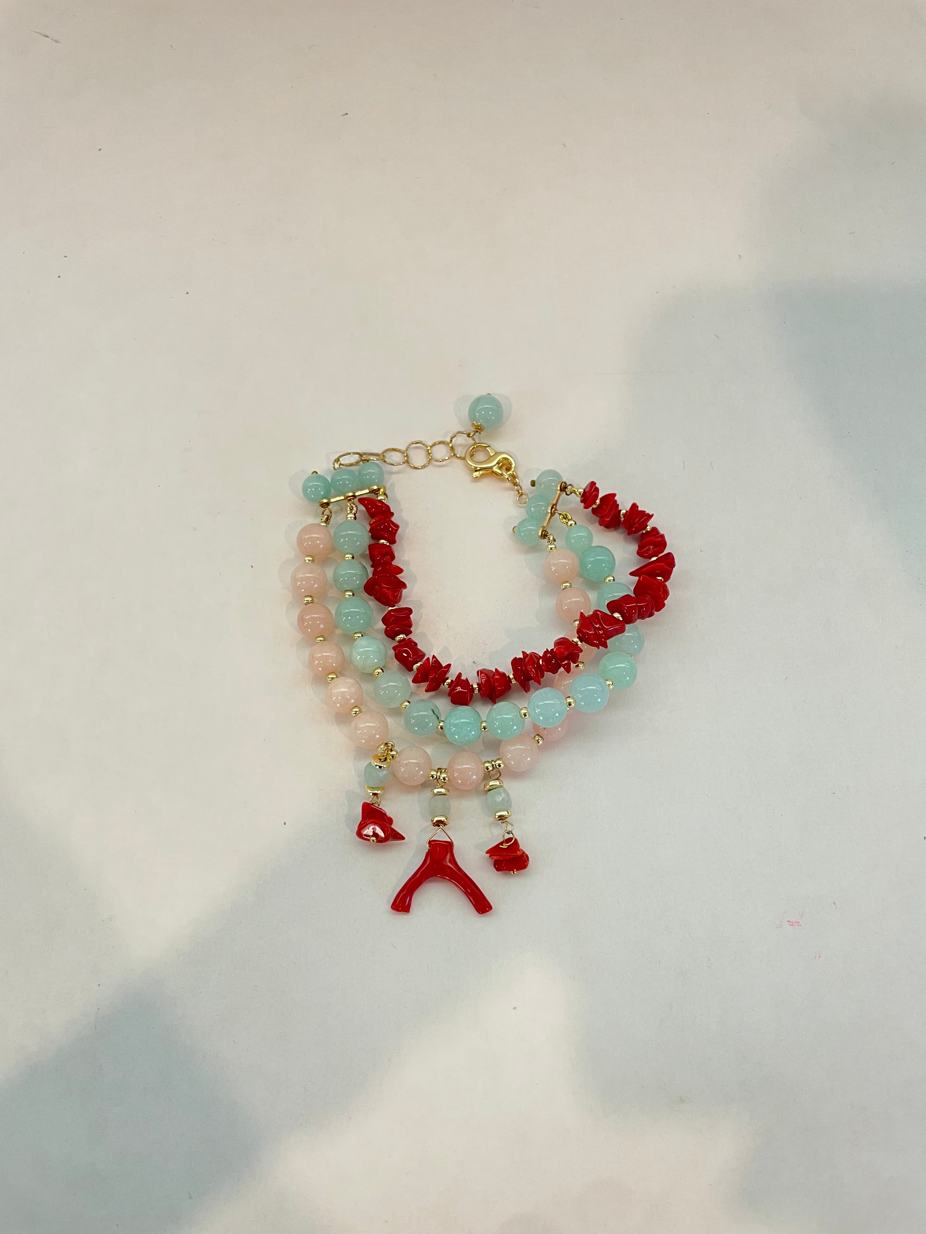 Pulsera de Tres Hilos con Jade y Coral