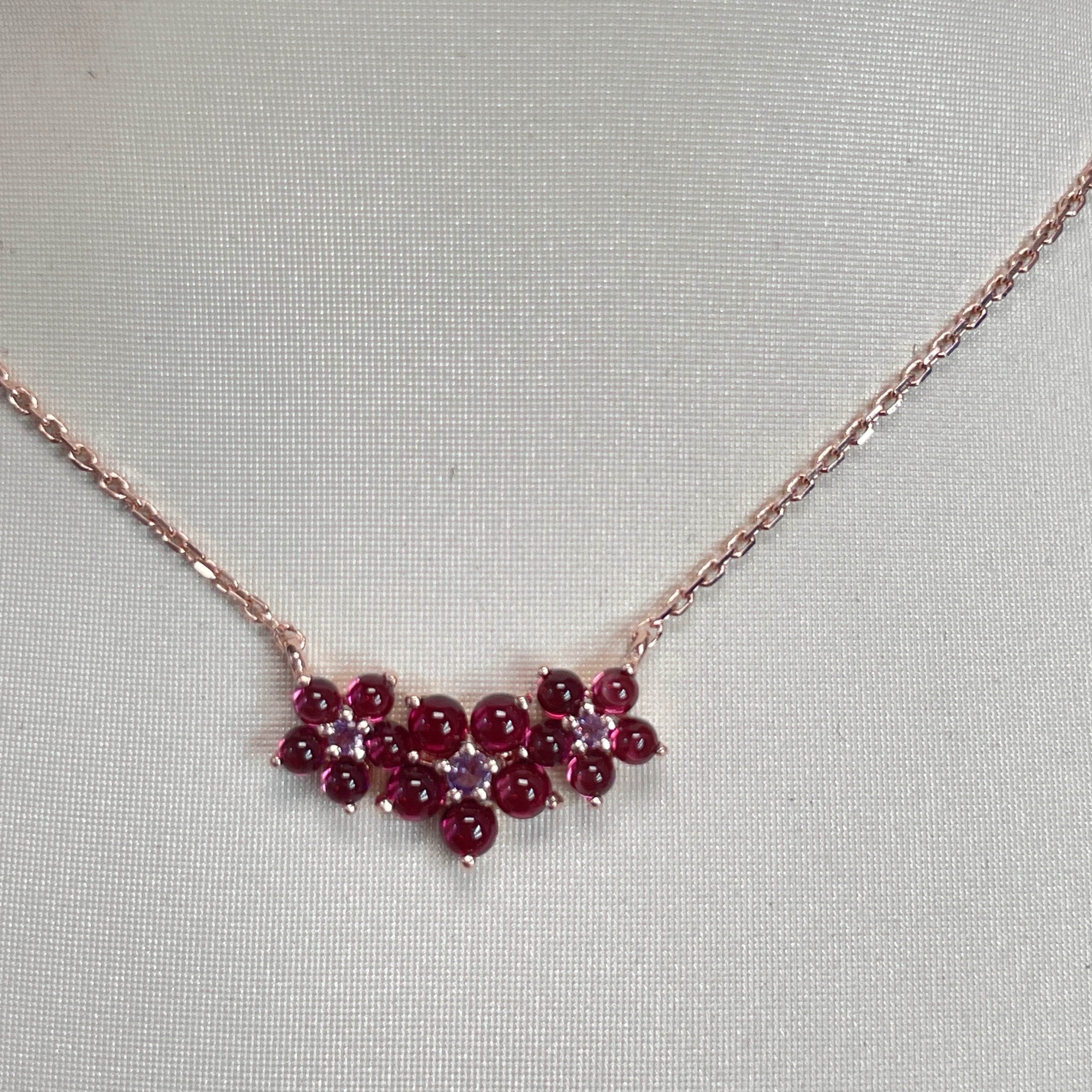 Collar Triple Flor en Oro Rosa con Amatista