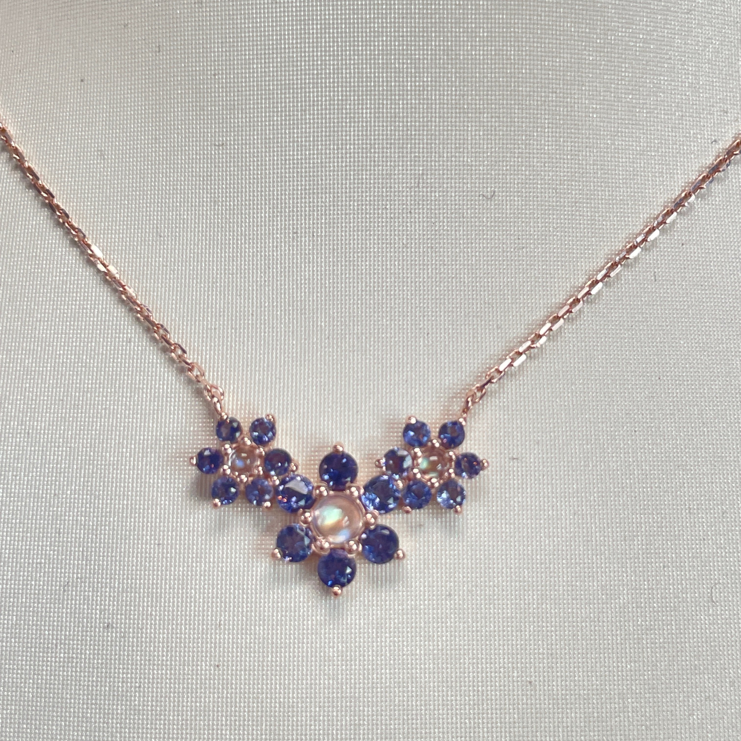 Collar Triple Flor con Piedra Luna e Iolita