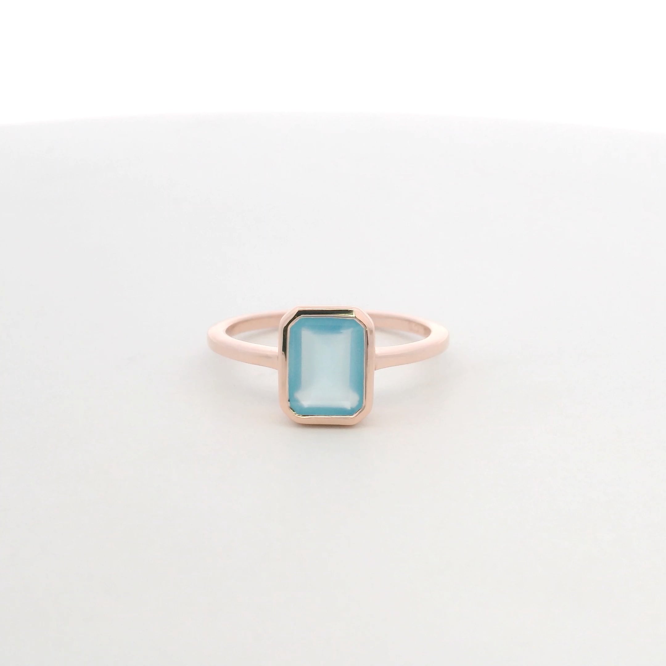 Anillo Solitario de Calcedonia Azul en Oro Rosa 925