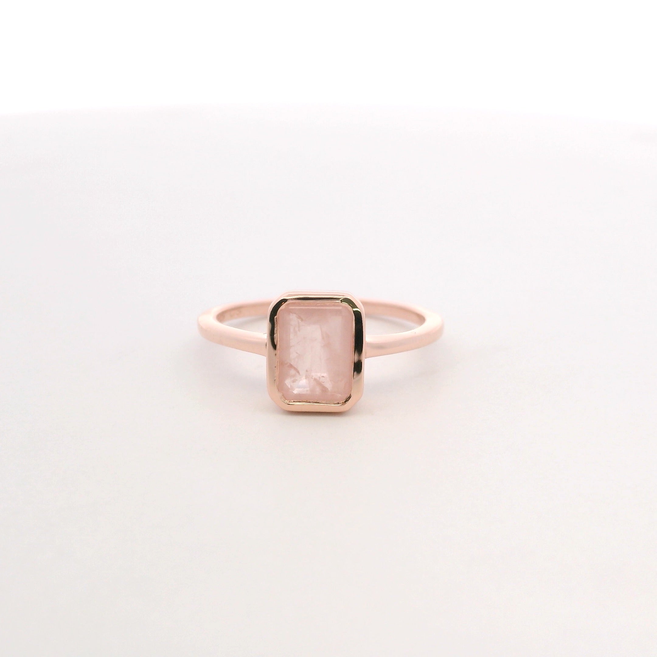 Anillo Solitario en Oro Rosa con Cuarzo Rosa