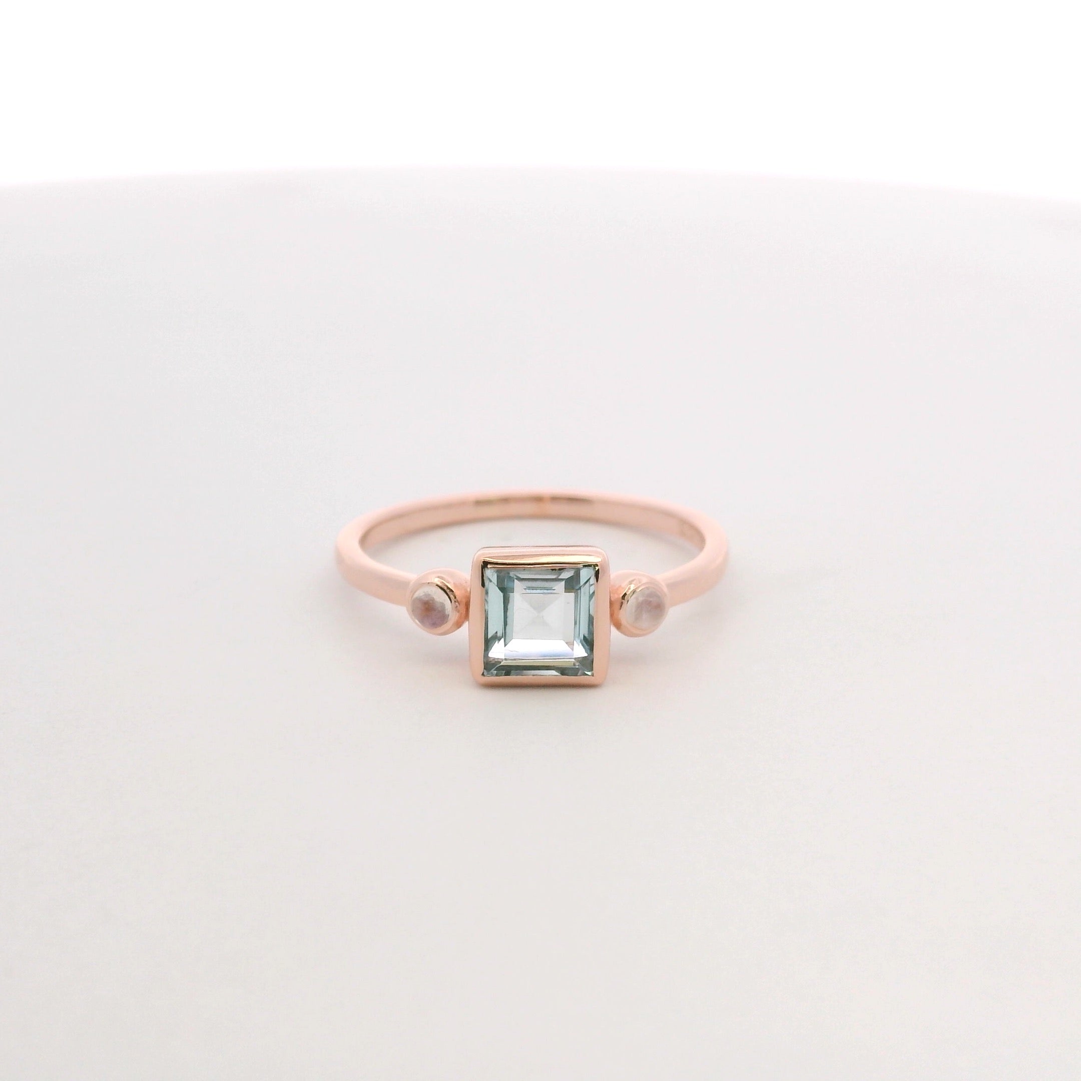 Anillo Dos Piedras con Topacio Azul y Piedra Luna