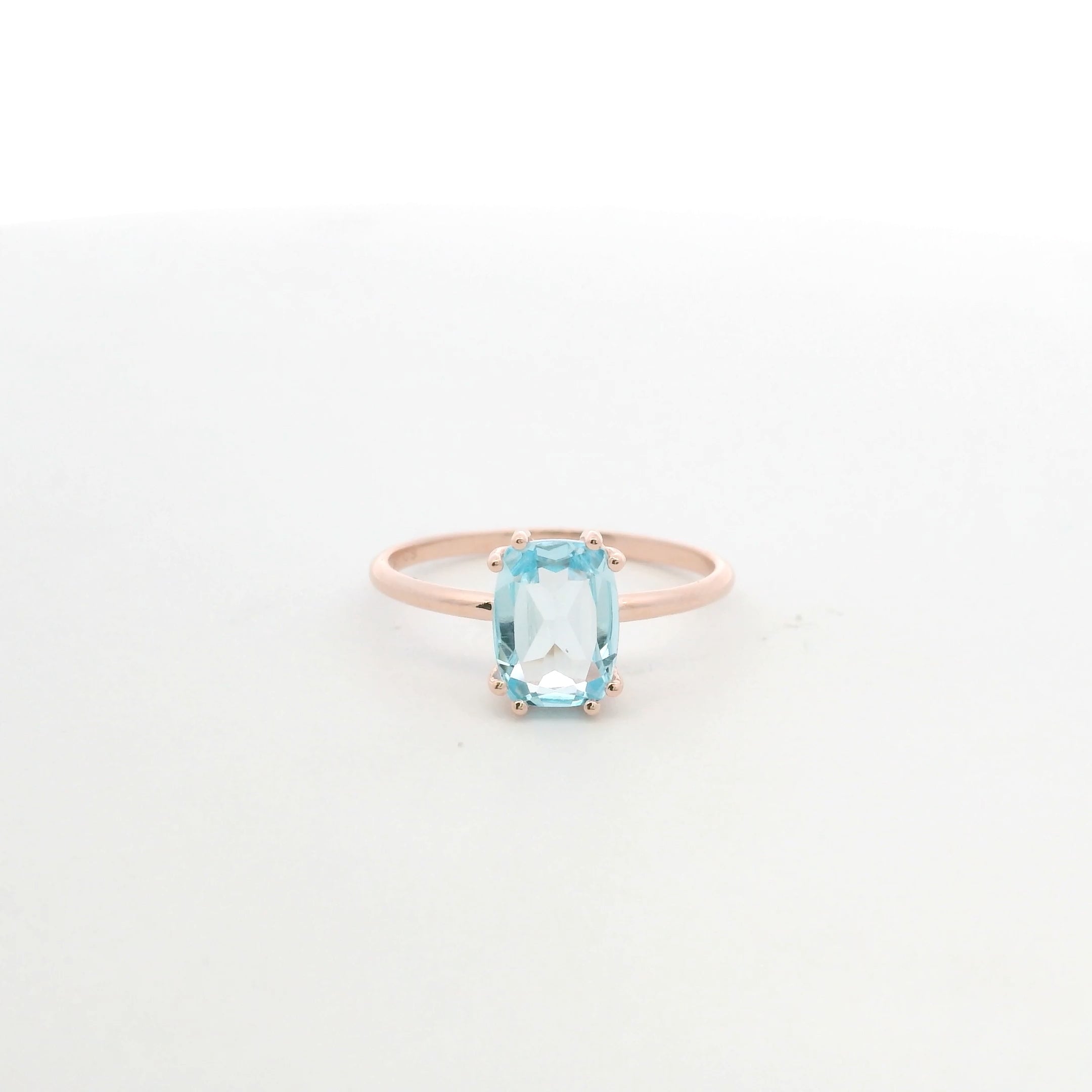 Anillo Solitario de Topacio Azul en Oro Rosa 925