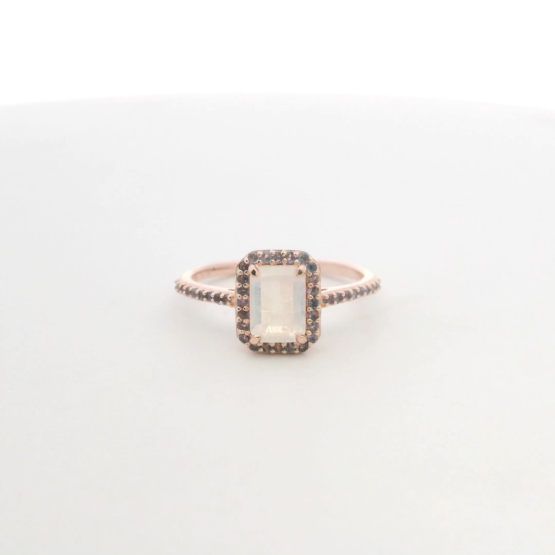 Anillo de Piedra Luna y Iolita en Oro Rosa