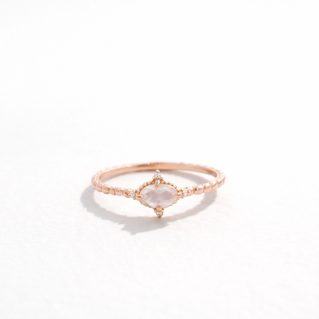 Anillo Ovalado de Piedra Luna y Circonias en Oro Rosa