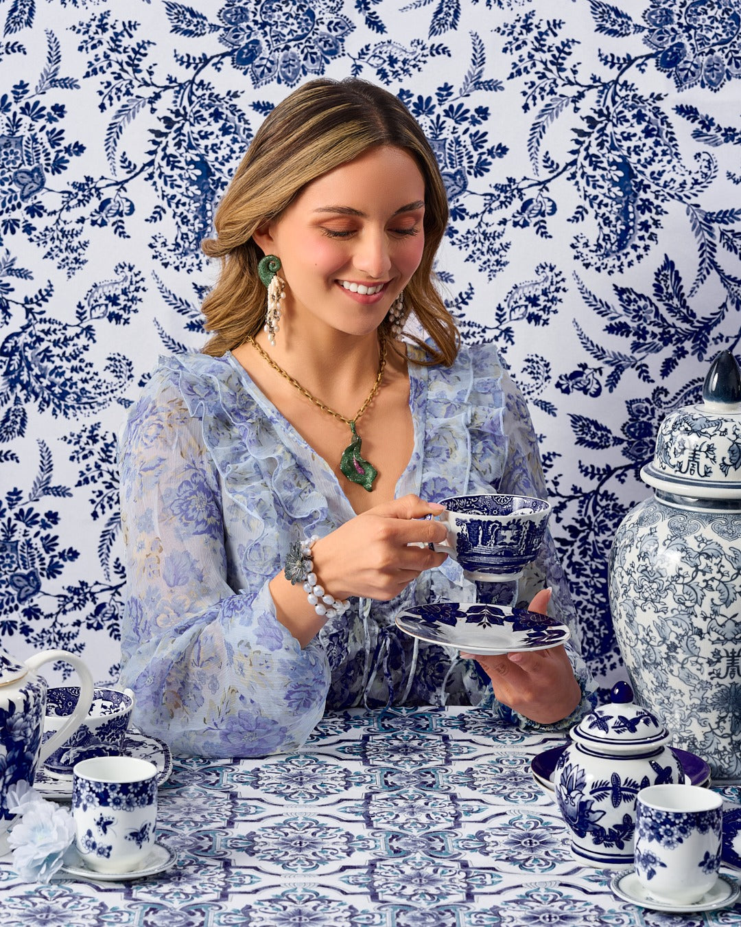 ARETES DE PLATA CON CRISTALES VERDES Y TASSLE CON PERLAS Y PIEDRAS