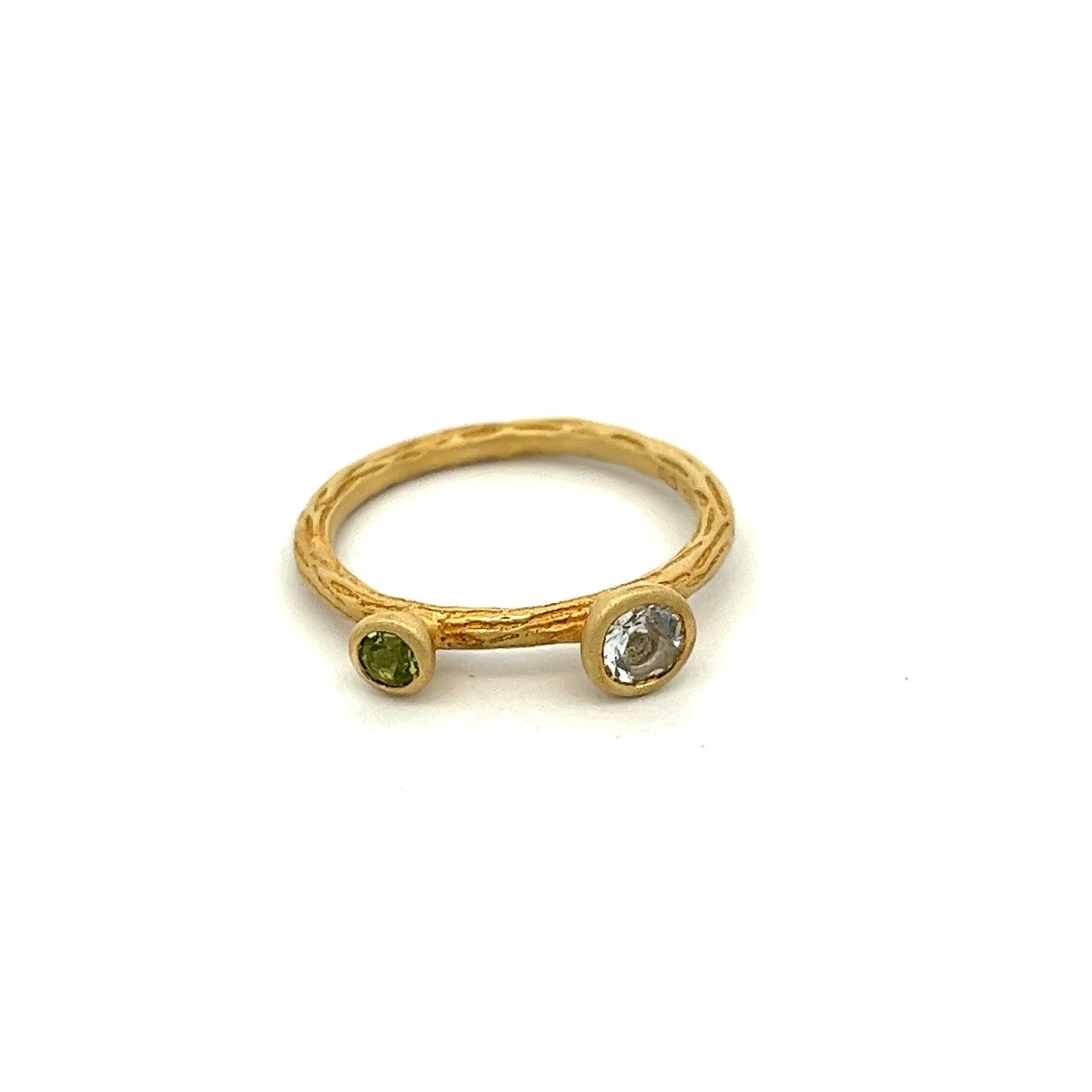 ANILLO DE PLATA 925 CON BAÑO DE ORO AMARILLO TOPACIO BLANCO Y PERIDOT - C'SANTOS