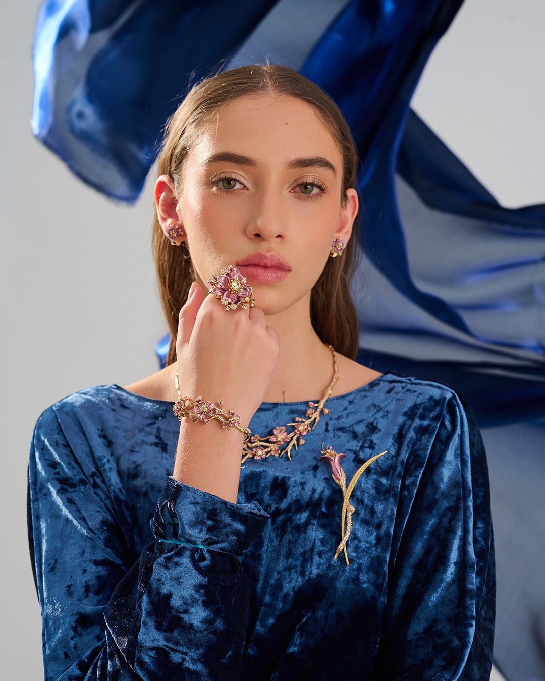 BANGLE SILVER ALUMINIUM FLOWER PINK CENTER WHITE