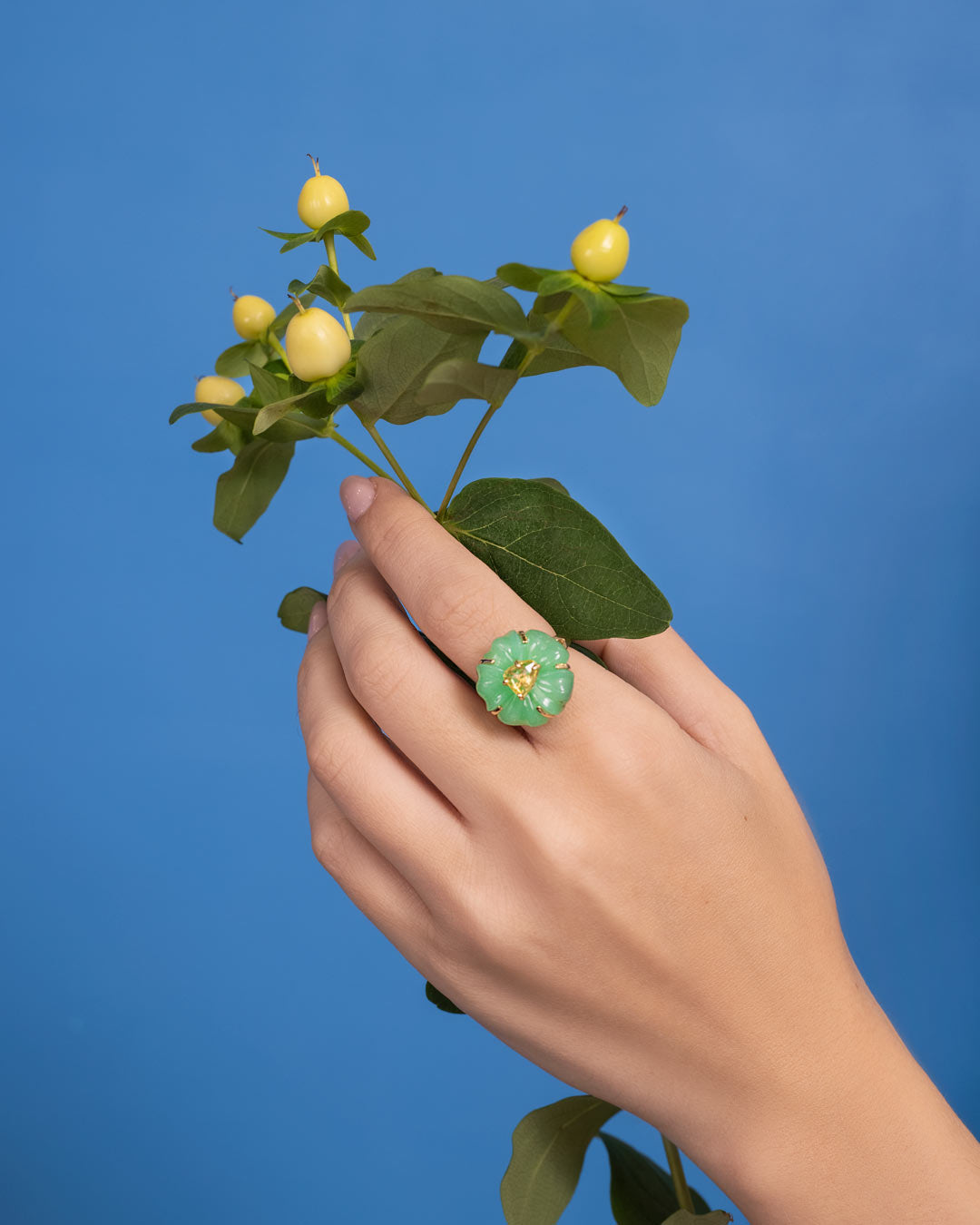 ANILLO ORO AMARILLO 14KT CON FLOR CHRYSOPHASE Y ZAFIRO AMARILLO