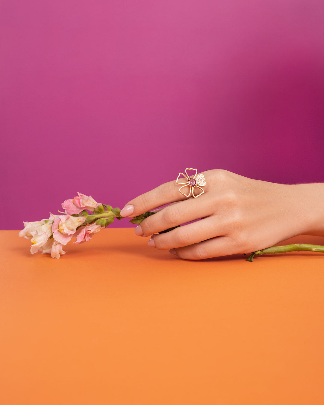 D0.20 CT ANILLO ORO AMARILLO 14KT SILUETA FLOR CON TOURMALINA CORINTA