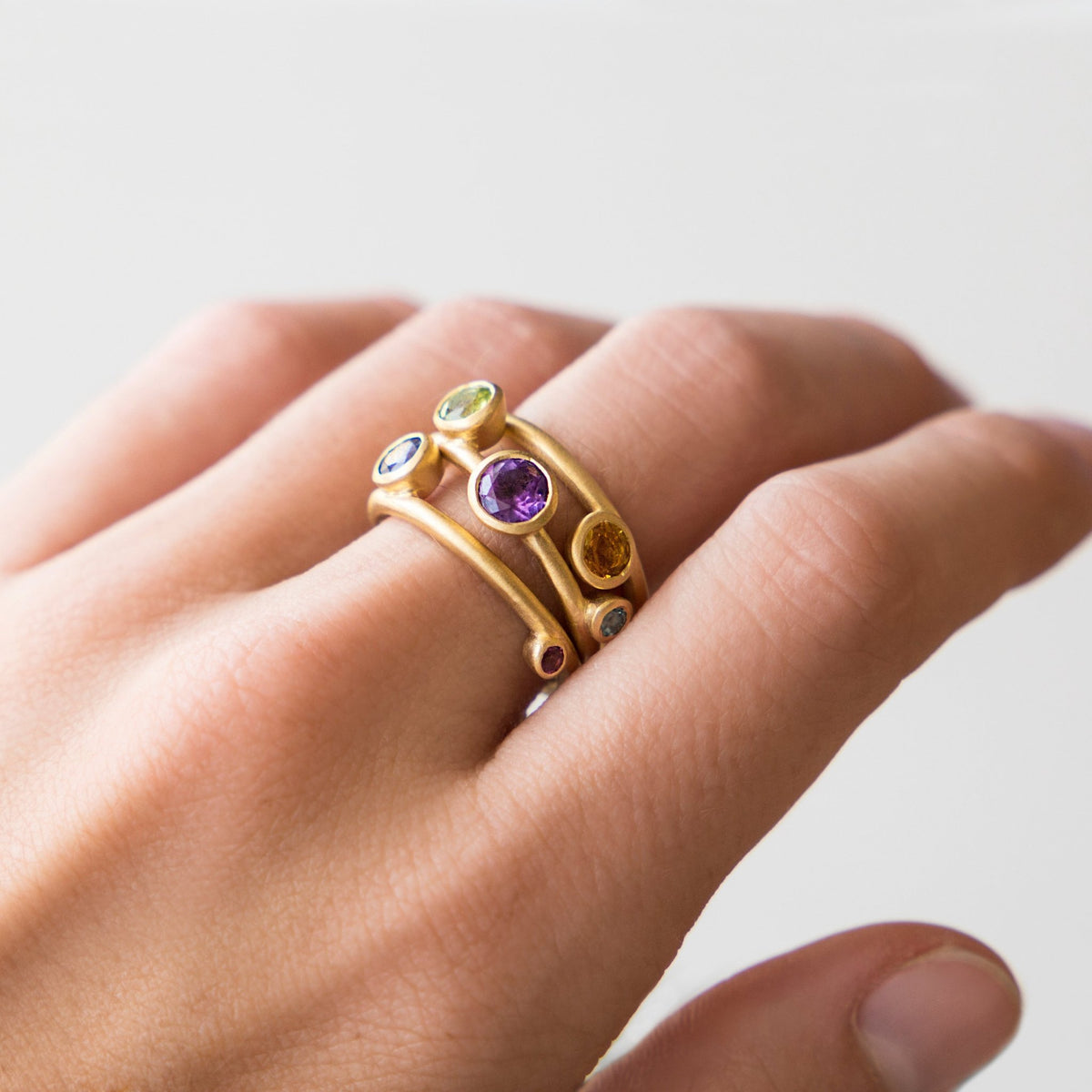 ANILLO DE AMATISTA BRASILEÑA CITRINA GRANATE E IOLITA EN PLATA 925 CON BAÑO DE ORO AMARILLO - C'SANTOS