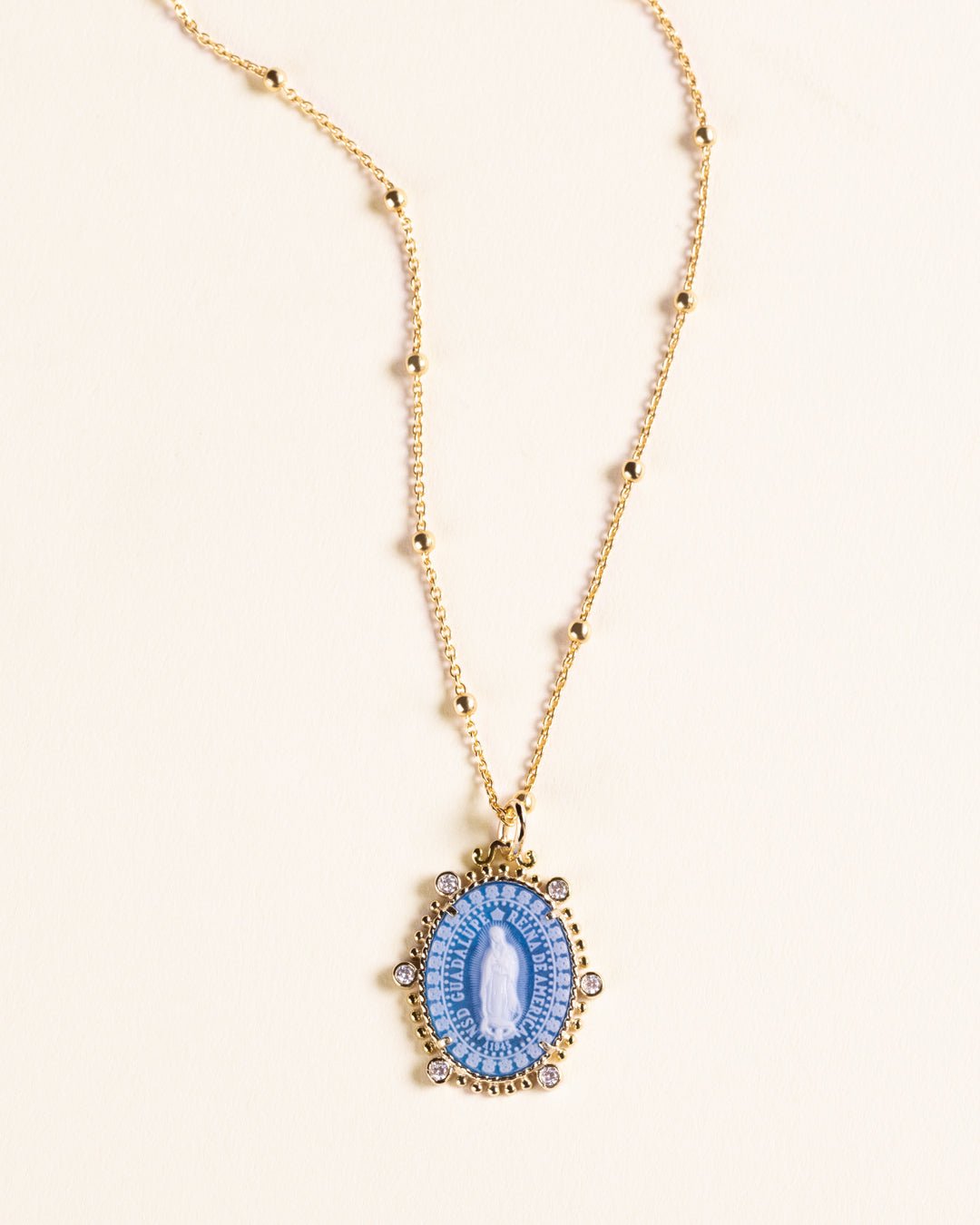 COLLAR CON CAMAFEO DE LA VIRGEN DE GUDALUPE EN AGATA AZUL MONTADO EN PLATA 925 CON BAÑO DE ORO AMARILLO - C'SANTOS